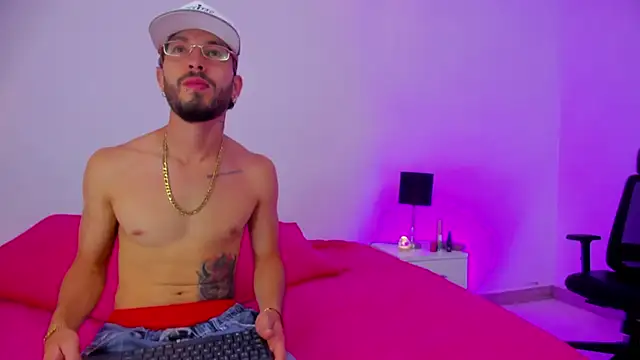 Snapshot of Violet_and_Paul chatting on 10/04/25, 03:04 Violet and Paul online show from 10/04/25, 03:04