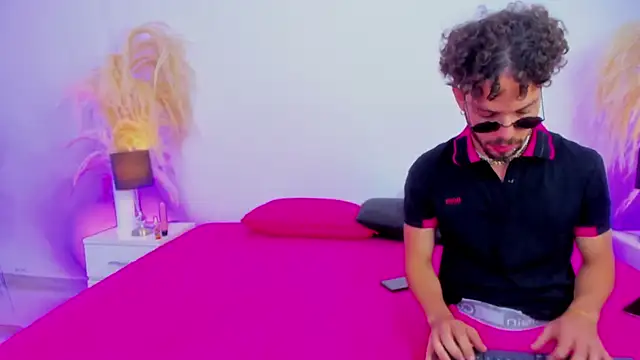 Snapshot of Violet_and_Paul chatting on 10/05/25, 03:27 Violet and Paul online show from 10/05/25, 03:27