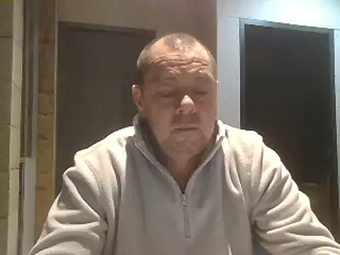 Snapshot of hugoboys4576 chatting on 12/01/25, 04:12 hugoboys4576 online show from 12/01/25, 04:12