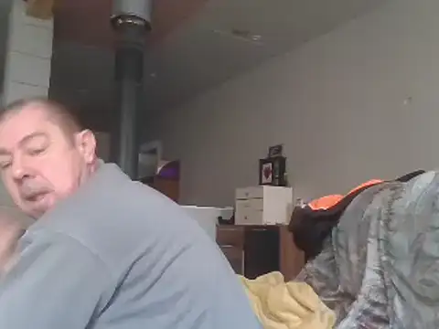 Snapshot of hugoboys4576 chatting on 12/17/25, 11:27 hugoboys4576 online show from 12/17/25, 11:27