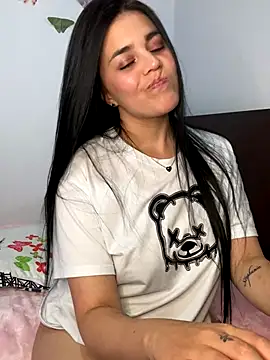 Snapshot of sophy_whiite_ chatting on 10/08/25, 09:45 sophy whiite  online show from 10/08/25, 09:45