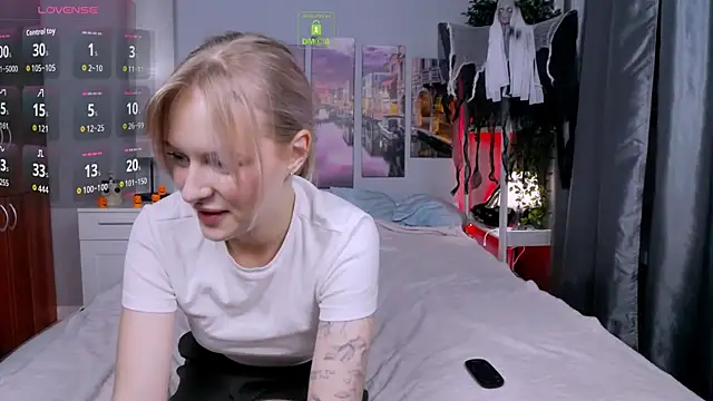 Snapshot of LunaLuxxy chatting on 10/03/25, 03:53 LunaLuxxy online show from 10/03/25, 03:53