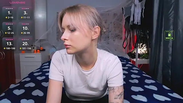 Snapshot of LunaLuxxy chatting on 10/10/25, 03:55 LunaLuxxy online show from 10/10/25, 03:55