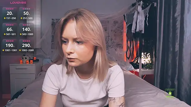 Snapshot of LunaLuxxy chatting on 10/16/25, 03:46 LunaLuxxy online show from 10/16/25, 03:46