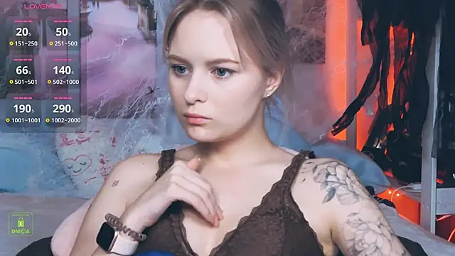 Snapshot of LunaLuxxy chatting on 10/24/25, 03:52 LunaLuxxy online show from 10/24/25, 03:52