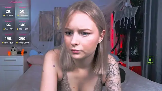 Snapshot of LunaLuxxy chatting on 10/28/25, 03:25 LunaLuxxy online show from 10/28/25, 03:25