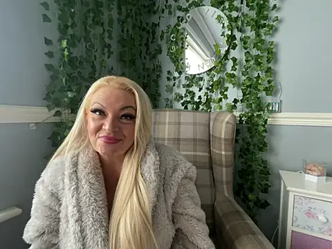 Snapshot of BonnyDesire chatting on 10/25/25, 01:18 BonnyDesire online show from 10/25/25, 01:18