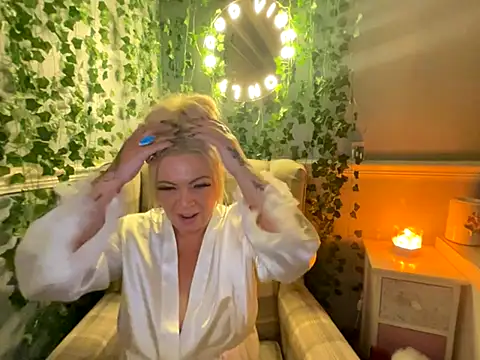 Snapshot of BonnyDesire chatting on 10/28/25, 08:00 BonnyDesire online show from 10/28/25, 08:00