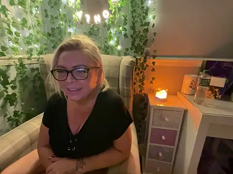 Snapshot of BonnyDesire chatting on 11/10/25, 07:35 BonnyDesire online show from 11/10/25, 07:35