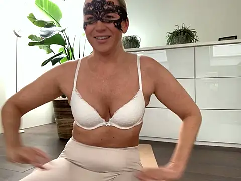 Snapshot of NikitaSky chatting on 12/04/25, 11:19 NikitaSky online show from 12/04/25, 11:19