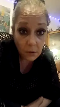 Snapshot of curvybabe88 chatting on 11/26/25, 06:42 curvybabe88 online show from 11/26/25, 06:42