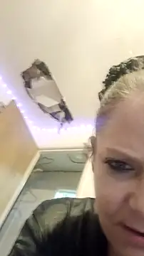 Snapshot of curvybabe88 chatting on 11/28/25, 04:31 curvybabe88 online show from 11/28/25, 04:31