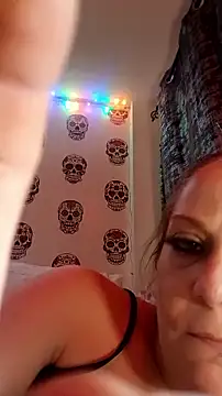 Snapshot of curvybabe88 chatting on 12/17/25, 07:47 curvybabe88 online show from 12/17/25, 07:47