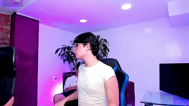 Hot Threesomee online show from 09/25/25, 01:48