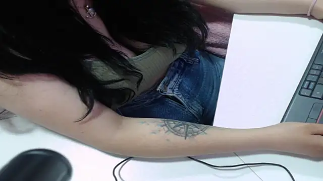 Snapshot of valery_cute_18 chatting on 10/06/25, 12:02 valery cute 18 online show from 10/06/25, 12:02