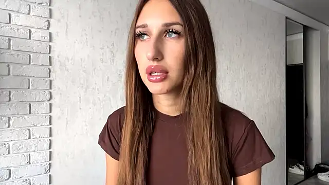 Snapshot of DarkSignal chatting on 09/19/25, 09:11 DarkSignal online show from 09/19/25, 09:11