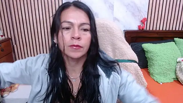 Snapshot of camilavargas_ chatting on 10/10/25, 01:54 camilavargas online show from 10/10/25, 01:54