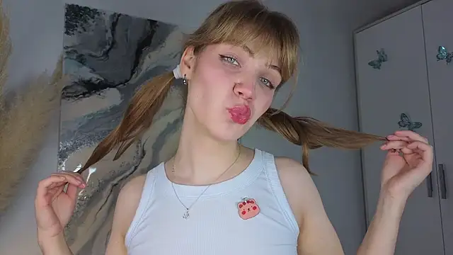 Snapshot of pienaple chatting on 10/10/25, 04:11 pienaple online show from 10/10/25, 04:11