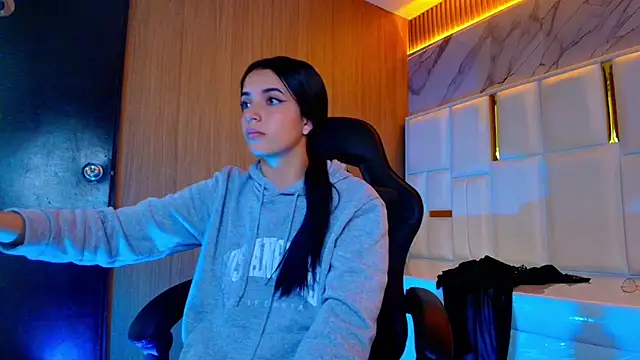 Snapshot of sophiadoll_tf chatting on 10/29/25, 08:43 sophiadoll tf online show from 10/29/25, 08:43