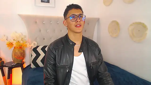 Snapshot of SalvadorFit chatting on 09/18/25, 09:17 SalvadorFit online show from 09/18/25, 09:17