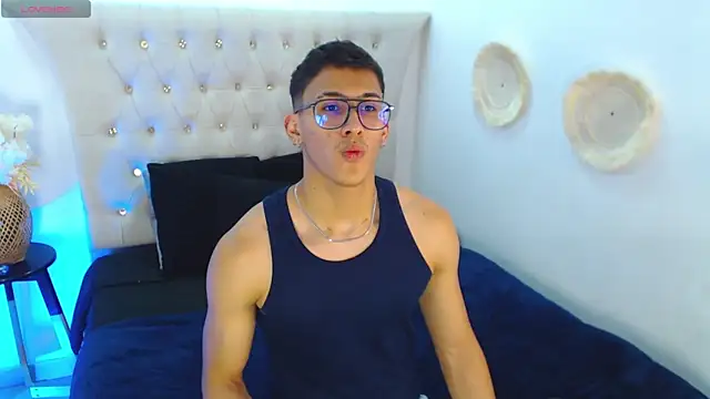 Snapshot of SalvadorFit chatting on 09/19/25, 08:31 SalvadorFit online show from 09/19/25, 08:31