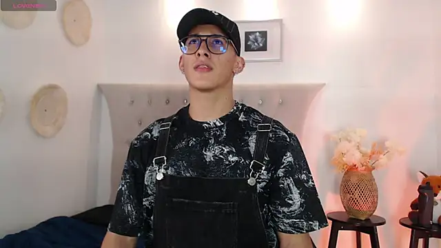 Snapshot of SalvadorFit chatting on 09/21/25, 08:32 SalvadorFit online show from 09/21/25, 08:32