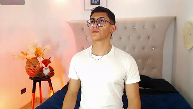 Snapshot of SalvadorFit chatting on 09/22/25, 08:22 SalvadorFit online show from 09/22/25, 08:22