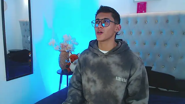 Snapshot of SalvadorFit chatting on 09/23/25, 08:34 SalvadorFit online show from 09/23/25, 08:34