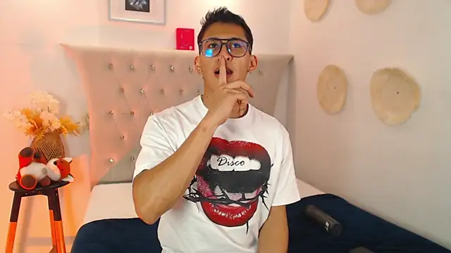 Snapshot of SalvadorFit chatting on 10/02/25, 08:27 SalvadorFit online show from 10/02/25, 08:27