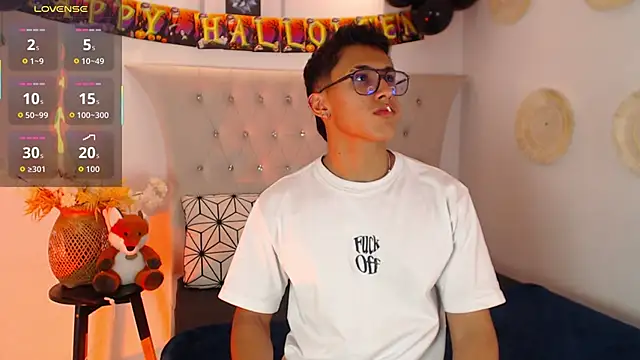 Snapshot of SalvadorFit chatting on 10/06/25, 08:39 SalvadorFit online show from 10/06/25, 08:39