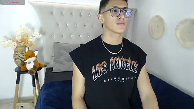 Snapshot of SalvadorFit chatting on 10/07/25, 08:28 SalvadorFit online show from 10/07/25, 08:28