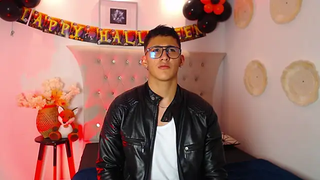 Snapshot of SalvadorFit chatting on 10/08/25, 08:39 SalvadorFit online show from 10/08/25, 08:39