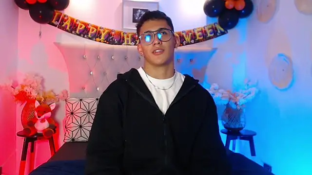 Snapshot of SalvadorFit chatting on 10/10/25, 08:41 SalvadorFit online show from 10/10/25, 08:41