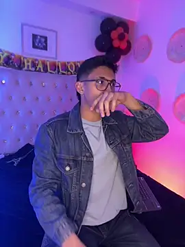 Snapshot of SalvadorFit chatting on 10/11/25, 08:29 SalvadorFit online show from 10/11/25, 08:29