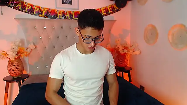 Snapshot of SalvadorFit chatting on 10/12/25, 08:30 SalvadorFit online show from 10/12/25, 08:30