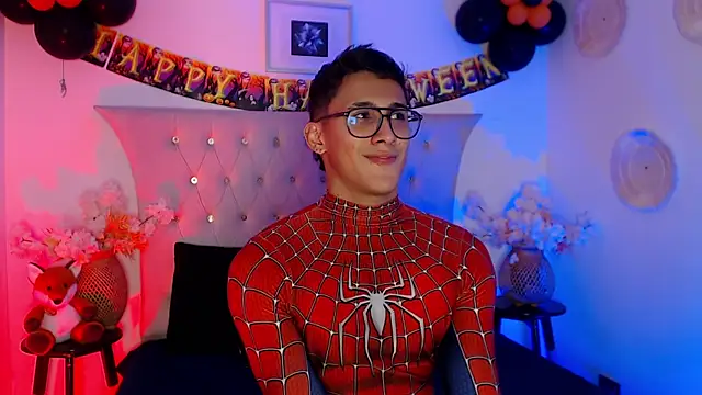 Snapshot of SalvadorFit chatting on 10/13/25, 10:10 SalvadorFit online show from 10/13/25, 10:10