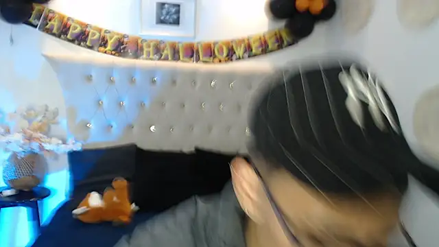 Snapshot of SalvadorFit chatting on 10/15/25, 08:20 SalvadorFit online show from 10/15/25, 08:20