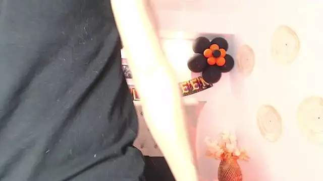 Snapshot of SalvadorFit chatting on 10/16/25, 08:21 SalvadorFit online show from 10/16/25, 08:21