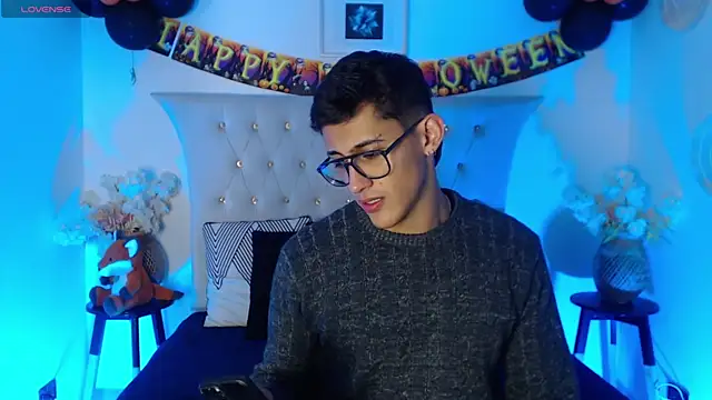 Snapshot of SalvadorFit chatting on 10/17/25, 09:06 SalvadorFit online show from 10/17/25, 09:06