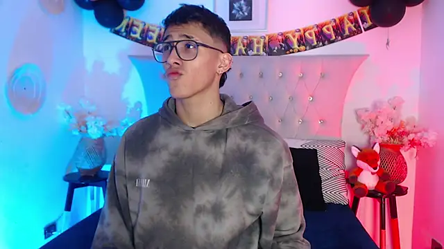 Snapshot of SalvadorFit chatting on 10/19/25, 08:42 SalvadorFit online show from 10/19/25, 08:42