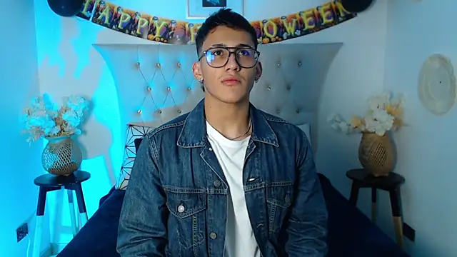 Snapshot of SalvadorFit chatting on 10/20/25, 08:31 SalvadorFit online show from 10/20/25, 08:31