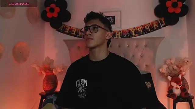 Snapshot of SalvadorFit chatting on 10/21/25, 08:20 SalvadorFit online show from 10/21/25, 08:20