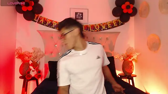 Snapshot of SalvadorFit chatting on 10/24/25, 08:38 SalvadorFit online show from 10/24/25, 08:38