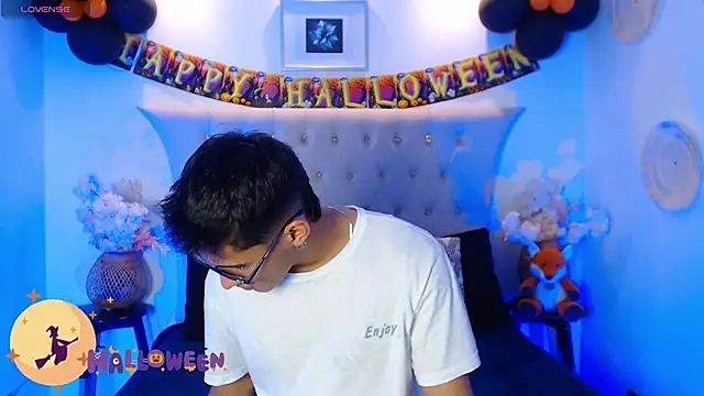 Snapshot of SalvadorFit chatting on 10/26/25, 08:37 SalvadorFit online show from 10/26/25, 08:37