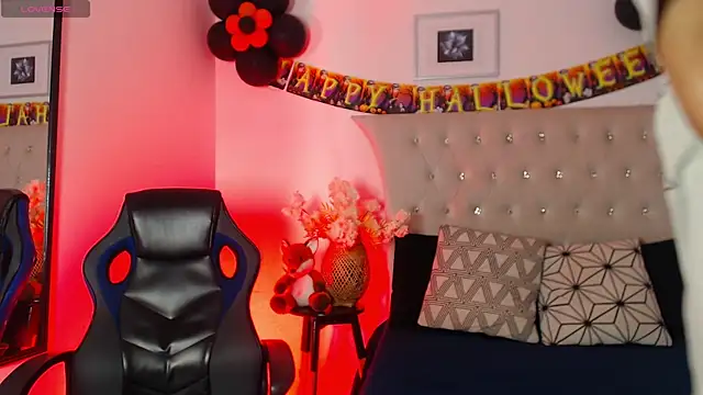 Snapshot of SalvadorFit chatting on 10/29/25, 08:32 SalvadorFit online show from 10/29/25, 08:32