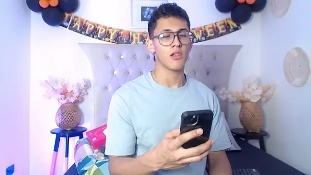 Snapshot of SalvadorFit chatting on 10/30/25, 08:20 SalvadorFit online show from 10/30/25, 08:20