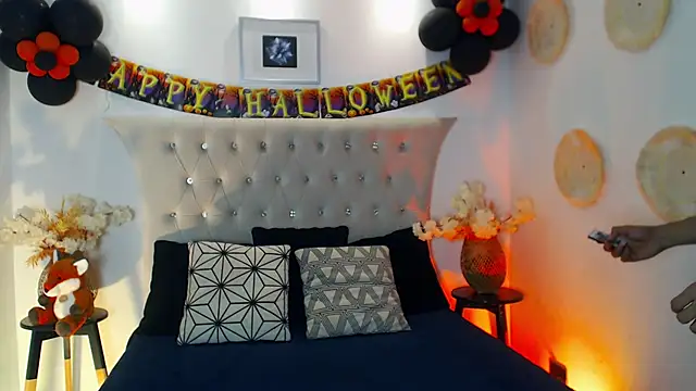 Snapshot of SalvadorFit chatting on 11/02/25, 08:33 SalvadorFit online show from 11/02/25, 08:33