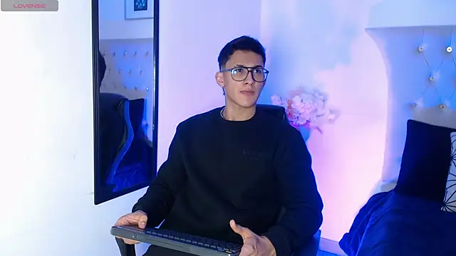 Snapshot of SalvadorFit chatting on 11/03/25, 08:21 SalvadorFit online show from 11/03/25, 08:21