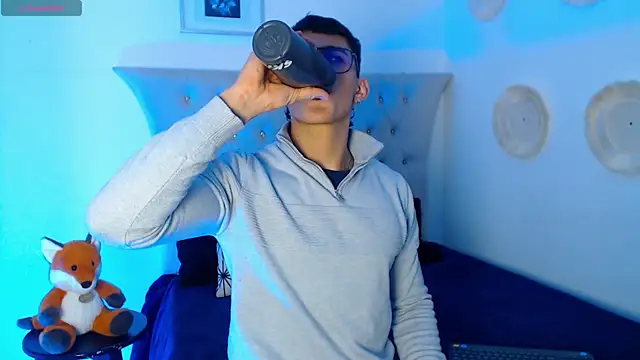 Snapshot of SalvadorFit chatting on 11/04/25, 08:41 SalvadorFit online show from 11/04/25, 08:41