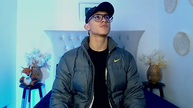 Snapshot of SalvadorFit chatting on 11/05/25, 07:47 SalvadorFit online show from 11/05/25, 07:47